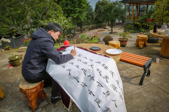 手繪鄉(xiāng)村畫(huà)卷 助力鄉(xiāng)村振興——三峽文藝創(chuàng)作者為基層老百姓送“精神產(chǎn)品”